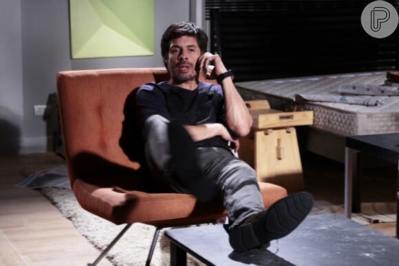Leonardo (Daniel Alvim) volta para sua casa em Doce Horizonte e faz um telefonema misterioso sobre seu plano de vingança contra a família de Gustavo (Carlo Porto) na novela 'Carinha de Anjo'