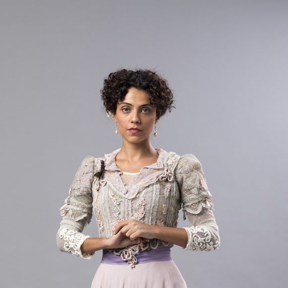 Ema (Agatha Moreira) já foi destratada por Amélia (Leticia Persiles), futura mulher de Jorge (Murilo Rosa) na novela 'Orgulho e Paixão'
