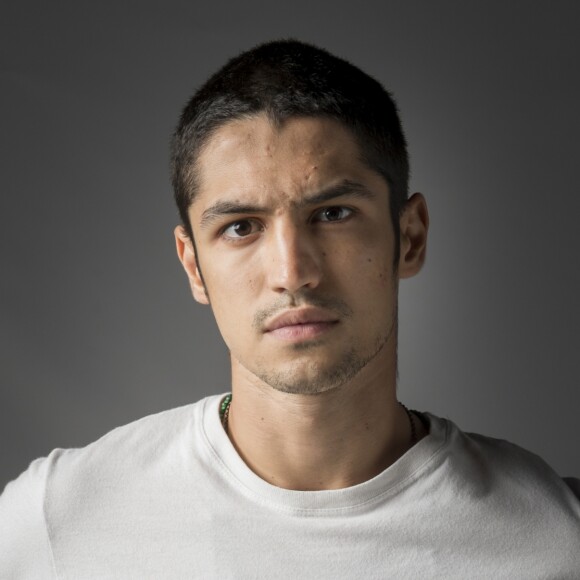 Hermano (Gabriel Leone) questiona Valquíria (Carla Salle) a respeito de sua tatuagem ao apalpar a jovem nos próximos capítulos da supersérie 'Onde Nascem os Fortes'