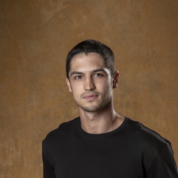 Hermano (Gabriel Leone) questiona Valquíria (Carla Salle) se ela voltou a ver a namorada na supersérie 'Onde Nascem os Fortes': 'Não importa, nunca mais encontrei, soube que ela ficou toda religiosa e foi para o Lajedo dos Anjos de Samir (Irandhir Santos)'