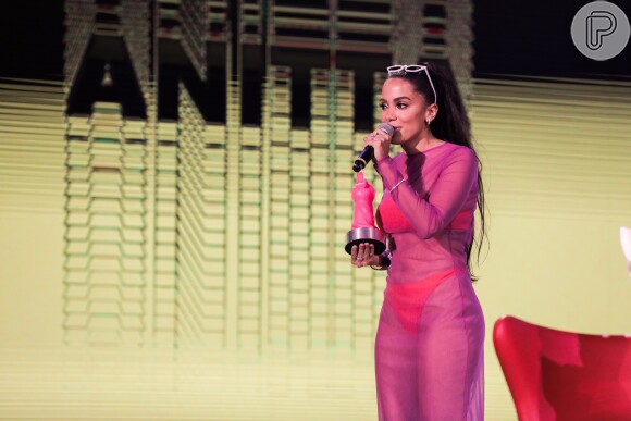 Anitta levou três troféus para casa: Artista Musical, Feat do Ano por 'Downtown', parceria com J Balvin, e Hino do Ano com 'Vai Malandra'