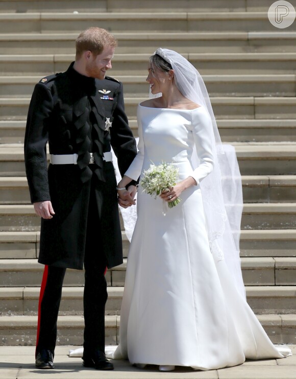 Meghan Markle usou vestido da estilista Clare Waight Keller e sapato baseado em um modelo da Givenchy em casamento com Harry