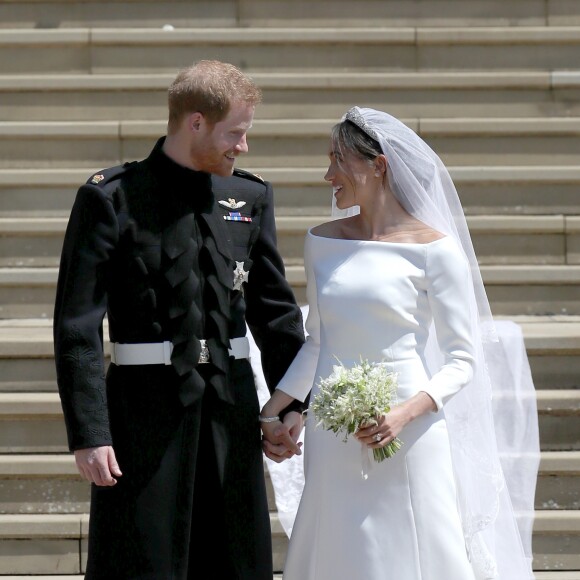 Meghan Markle usou vestido da estilista Clare Waight Keller e sapato baseado em um modelo da Givenchy em casamento com Harry