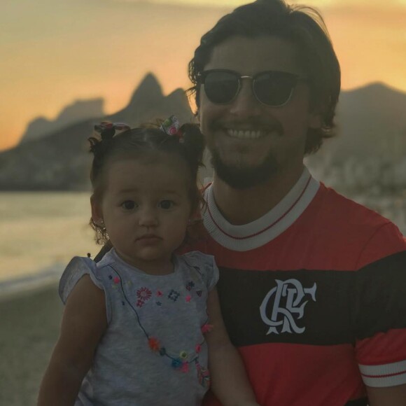 Bruno Gissoni mostrou que a filha, Madalena, está começando a engatinhar. Veja a seguir!