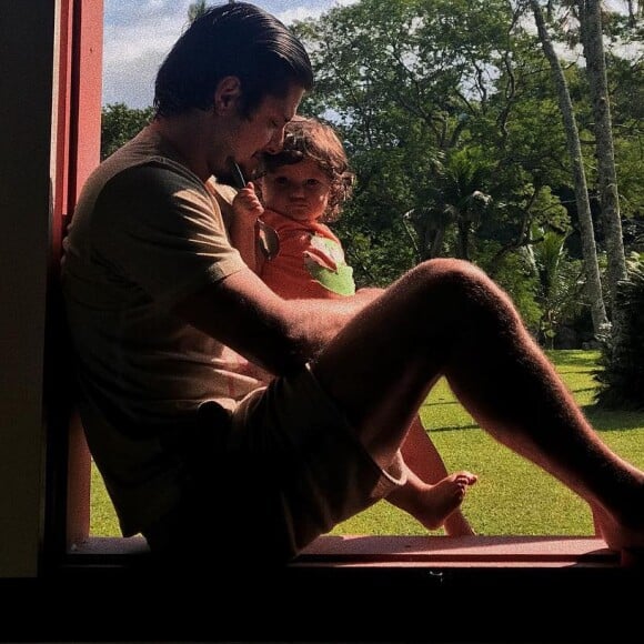 Bruno Gissoni sempre compartilha momentos fofos com a filha, Madalena, no Instagram