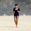 Grazi Massafera mostrou disposição ao correr em praia do Rio, nesta quinta-feira, 24 de maio de 2018