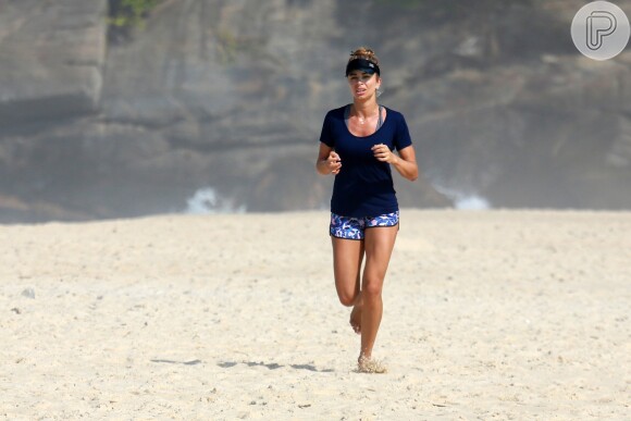 Grazi Massafera mostrou disposição ao correr em praia do Rio, nesta quinta-feira, 24 de maio de 2018