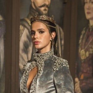 Catarina (Bruna Marquezine) se faz de sonsa em discussão com Amália (Marina Ruy Barbosa) nos próximos capítulos da novela 'Deus Salve o Rei': 'Eu nunca ouvi tamanho absurdo em toda a minha vida!'