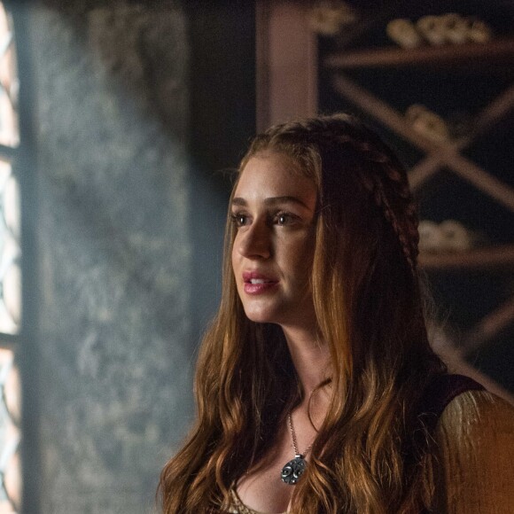 Amália (Marina Ruy Barbosa) esbraveja contra Catarina (Bruna Marquezine) nos próximos capítulos da novela 'Deus Salve o Rei': 'Cala a boca, sua cobra!'