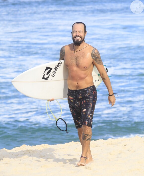 Paulinho Vilhena gosta de surfar nas horas de folga