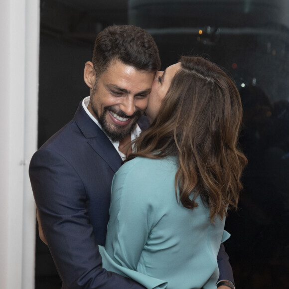 Cauã Reymond e Mariana Goldfarb ficaram abraçados no lançamento da Emporio Armani