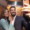 Cauã Reymond e Mariana Goldfarb se divertiram tirando selfie durante o evento