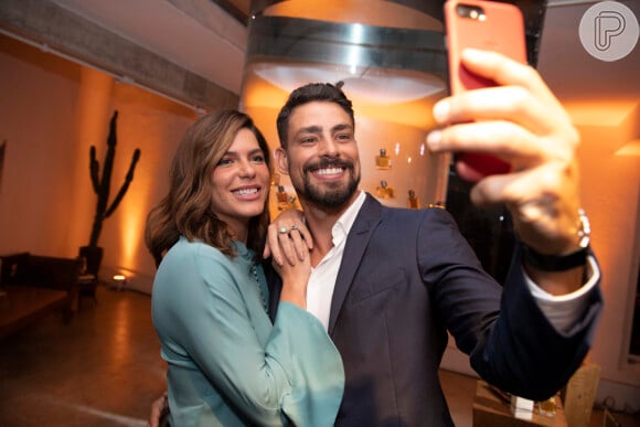 Cauã Reymond e Mariana Goldfarb se divertiram tirando selfie durante o evento