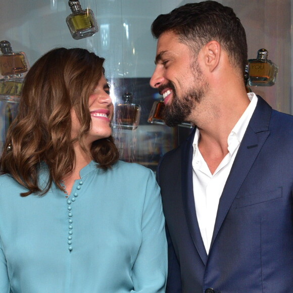 Cauã Reymond e Mariana Goldfarb mostraram bastante sintonia no lançamento da Emporio Armani