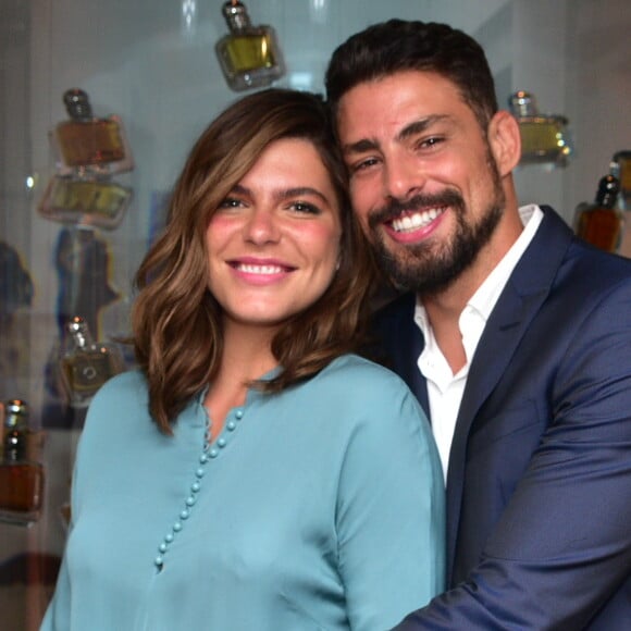 Cauã Reymond e Mariana Goldfarb posaram juntinhos no lançamento de perfumes da Emporio Armani