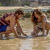 Luzia (Giovanna Antonelli) e Beto (Emílio Dantas) se divertem catando sururu na praia, fazem declarações de amor um ao outro e o homem a pede em casamento na novela 'Segundo Sol'