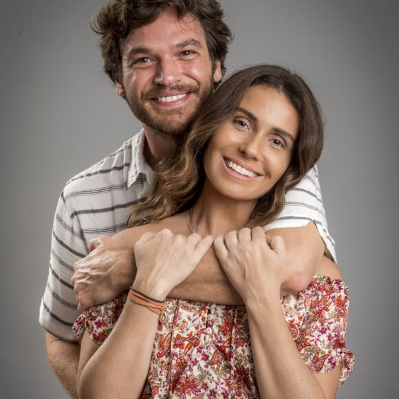 Luzia (Giovanna Antonelli) e Beto (Emílio Dantas) transam após 18 anos longe um do outro. 'Não vamo falar nada! Nem de passado, nem de futuro... Vamo curtir esse momento um pouquinho!', pede o artista na novela 'Segundo Sol'