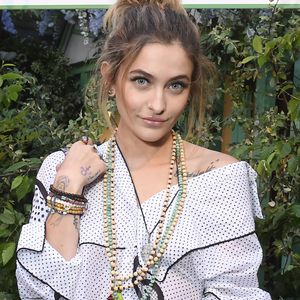 Paris Jackson complementou o look Dior com colares e pulseiras de contas para o jantar de boas-vindas da coleção cruise primavera-verão 2019 da Dior, no bairro de Montmartre, em Paris, na França, nesta quinta-feira, 24 de maio de 2018