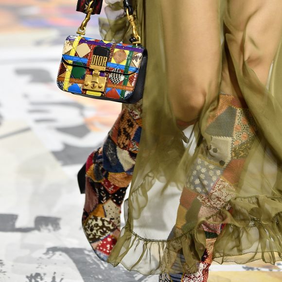 As botas em patchwork foram desfiladas pela Dior na Paris Fashion Week, na França, em 27 de fevereiro de 2018