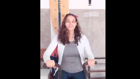 José Loreto filmou a mulher, Débora Nascimento, retomando os exercícios físicos. Assista!