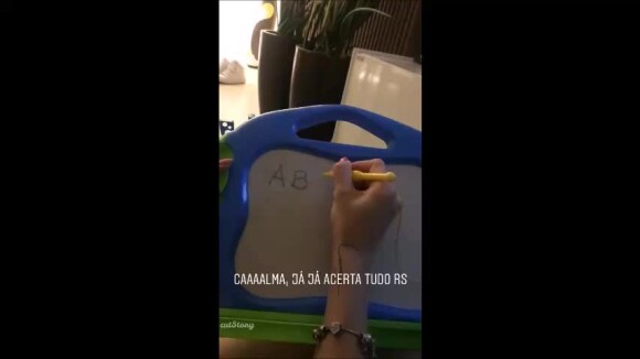 Fernando Medeiros filmou a mulher, Aline Gotschalg, ensinsando letras do alfabeto para o filho