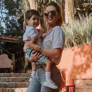 Aline Gotschalg ensinou as letras do alfabeto para o filho, Lucca, de 2 anos