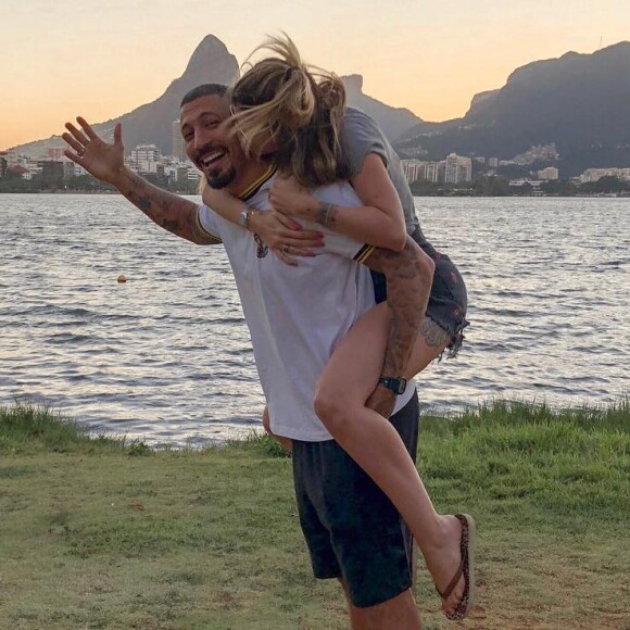 Aline Gotschalg elogiou o marido, Fernando Medeiros, e post romântico na web