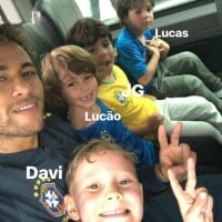 Neymar brinca com Davi Lucca em concentração da seleção: 'Visita do filho'