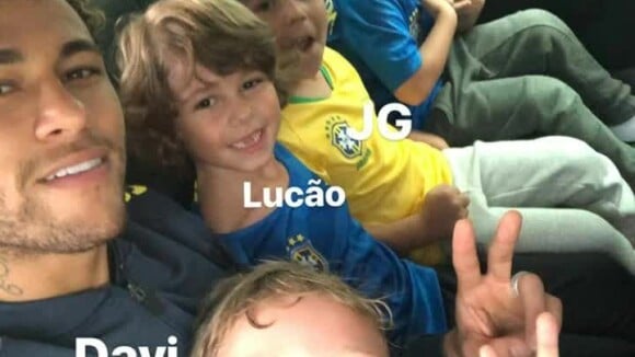 Neymar brinca com Davi Lucca em concentração da seleção: 'Visita do filho'