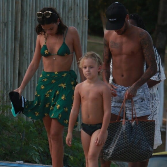 Depois de curtir com a namorada, Bruna Marquezine, Neymar se divertiu com o filho, Davi Lucca, na concentração da seleção brasileira