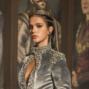 Catarina (Bruna Marquezine) revela que vai se tornar mulher de Otávio (Alexandre Borges) e surpreende a todos no capítulo de segunda-feira, 4 de junho de 2018 da novela 'Deus Salve o Rei'