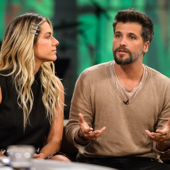 Giovanna Ewbank e Bruno Gagliasso contam para a filha, Títi, de sua adoção