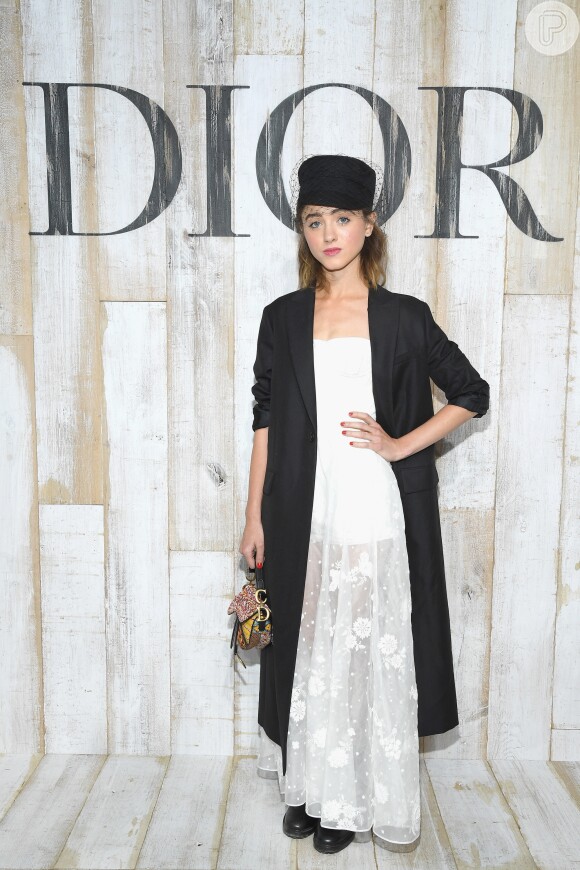 Natalia Dyer, a Nancy Wheeler da série 'Stranger Things', conferiu o lançamento da Dior Cruise 2019, na França, nesta sexta-feira, 25 de maio de 2018