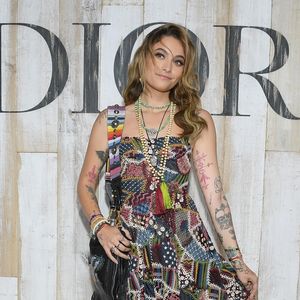 Paris Jackson investiu em estampa de patchwork para conferir o lançamento da Dior Cruise 2019, na França, nesta sexta-feira, 25 de maio de 2018