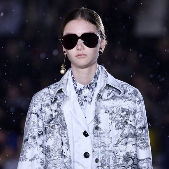 A estampa Toile de Jouy ganhou uma versão com animais selvagens na coleção assinada por Maria Grazia Chiuri, diretora criativa da Dior