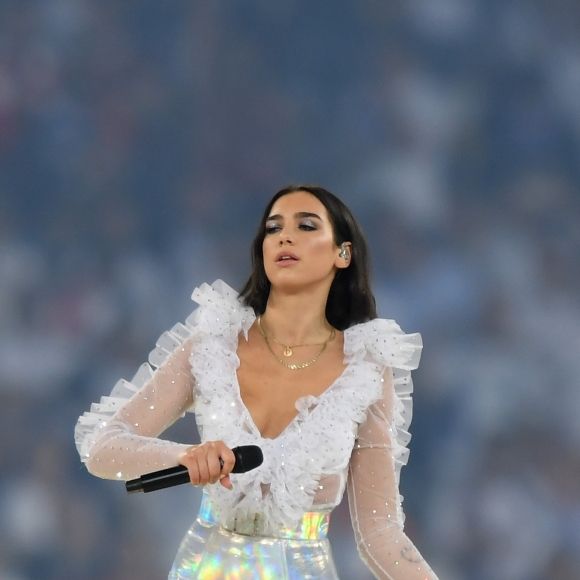 A cantora inglesa Dua Lipa se apresentou na final da UEFA Championg League neste sábado, 26 de maio de 2018