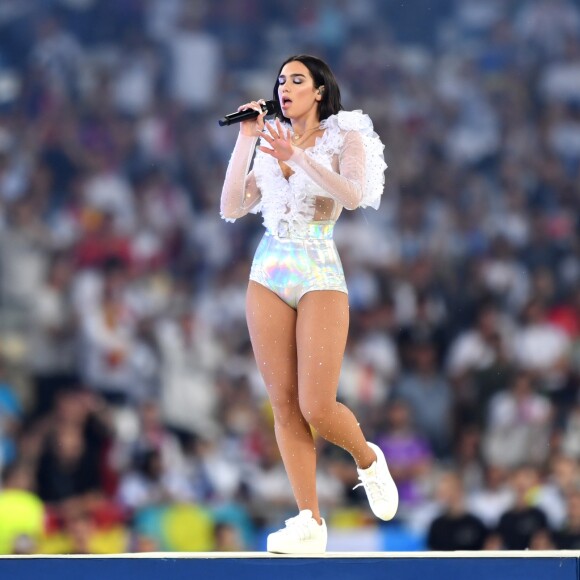 A cantora inglesa Dua Lipa se apresentou na final da UEFA Championg League neste sábado, 26 de maio de 2018, e Galvão Bueno declarou: 'A Dua Lipa é a Anitta da Inglaterra'