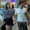 Camila Queiroz e Klebber Toledo passearam de mãos dadas pelo shopping Village Mall, no Rio