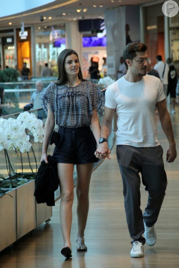 Camila Queiroz e Klebber Toledo passearam de mãos dadas pelo shopping Village Mall, no Rio