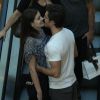 Camila Queiroz e Klebber Toledo trocaram beijos apaixonados durante o passeio