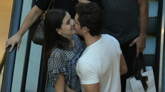 Camila Queiroz troca beijos com o noivo, Klebber Toledo, em shopping do Rio