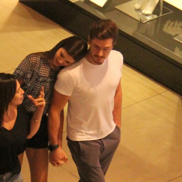 Camila Queiroz e Klebber Toledo se conheceram ao contracenarem em uma novela