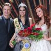 Mayra Dias, nova Miss Brasil, com os apresentadores do concurso de beleza, Cássio Reis e Maria Eugênia Suconic