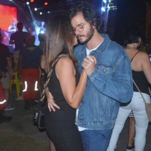 Fátima Bernardes e Túlio Gadêlha dançaram juntinhos no show de forró