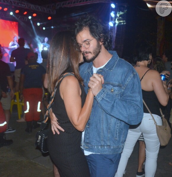 Fátima Bernardes e Túlio Gadêlha dançaram juntinhos no show de forró