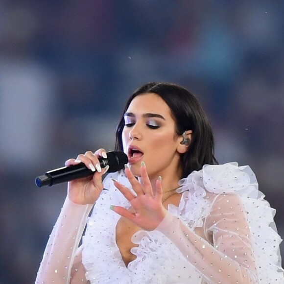 Outro destaque no visual de Dua Lipa ficou por conta do brilho: as aplicações de cristais Swarosvki eram perceptíveis na meia-calça e na transparência da blusa ruffle