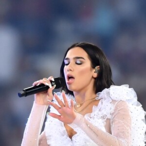 Dua Lipa apostou na tendência holográfica na sua produção, feita sob medida para a ocasião