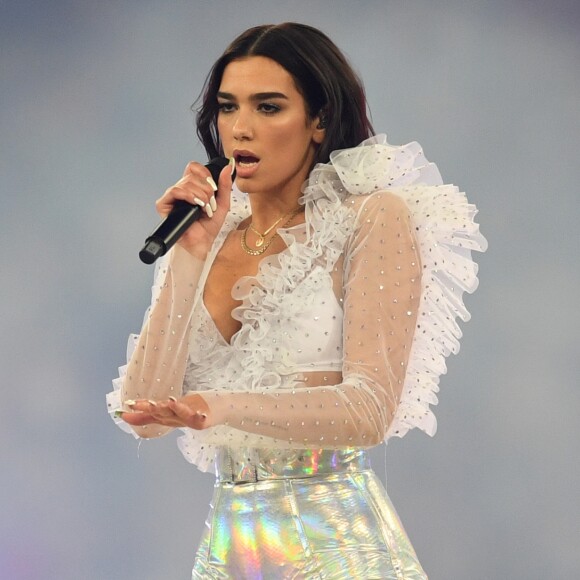 Dua Lipa foi produzida pelo stylist Lorenzo Posocco para a apresentação no Estádio Olímpico de Kiev