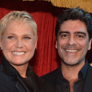 Xuxa também recebeu o carinho do namorado, Junno Andrade