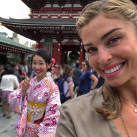 De férias, Grazi Massafera viaja ao Japão e mostra visita a templo. Vídeo!